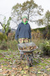 Photo: Frau bei der Gartenarbeit Frau bei der Gartenarbeit