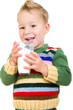 klerine Junge trinkt Milch