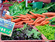 carottes,salades et feuilles de blettes sur le marché