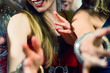 Leute tanzen in Club oder Disco Party