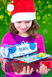 Foto: Mädchen mit Geschenken zu Weihnachten Mädchen mit Geschenken zu Weihnachten