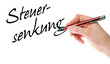 Hand mit Stift schreibt das Wort Steuersenkung