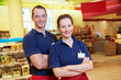 Marktleiterin und Mitarbeiter im Supermarkt