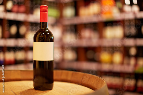 Photo: Flasche Rotwein im Weinhandel Flasche Rotwein im Weinhandel