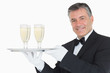 Foto: Waiter holding tray with glasses full of champagne Waiter holding tray with glasses full of champagne