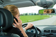 Junge Frau mit Telefon im Auto