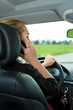 Junge Frau mit Telefon im Auto