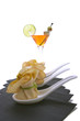 aperitivo con cocktail,bocconcini su fondo bianco