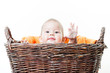 baby im korb winkend