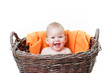 baby im korb mit oranger decke