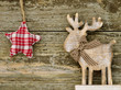 Holzelch und genähter Weihnachtsstern