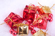 rote und goldene Geschenke im Schnee