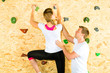 Frau und Mann klettern in Kletterhalle