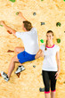 Frau und Mann klettern in Kletterhalle