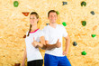 Frau und Mann stehen in Kletterhalle