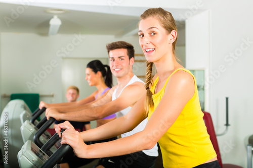 Photo: Fitnessstudio - Leute beim Sport am Gerät Fitnessstudio - Leute beim Sport am Gerät