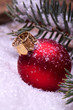 rote Christbaumkugeln im Schnee