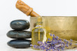 Hot Stones mit Klangschale, Lavendel und Massageöl