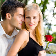 Foto: Young happy couple with rose, outdoor Young happy couple with rose, outdoor