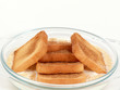 zwieback mit zimtzucker im milchbad