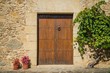 Foto: Building entrance with tree growing near it Building entrance with tree growing near it