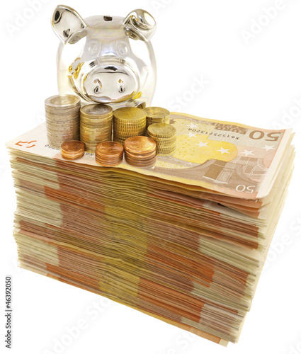Photo: tirelire argentée sur liasse de billets tirelire argentée sur liasse de billets