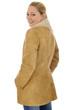 Junge Frau in Wildlederjacke