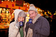 rehepaar auf dem weihnachtsmarkt