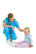 Foto: Doctor with toddler child isolated on white Doctor with toddler child isolated on white