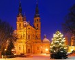 Fuldaer Dom mit Schnee und beleuchtetem Weihnachtsbaum bei Nacht