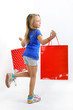 Photo: Shopping - Fillette blonde et sacs de magasins Shopping - Fillette blonde et sacs de magasins