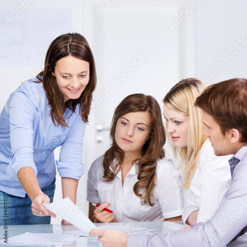 Photo: besprechung mit jungen angestellten im büro besprechung mit jungen angestellten im büro