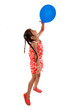 Photo: enfant joue avec ballon baudruche enfant joue avec ballon baudruche