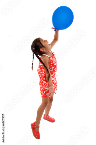 Photo : enfant joue avec ballon baudruche enfant joue avec ballon baudruche