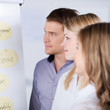 junge leute am flipchart