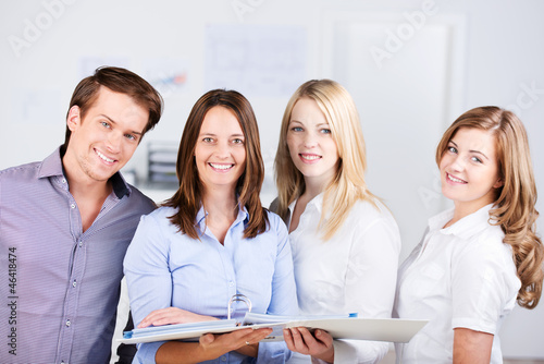 Photo: auszubildende im büro auszubildende im büro