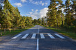 Foto: Zebrastreifen auf leerer Landstraße Zebrastreifen auf leerer Landstraße