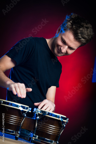Photo: junger mann trommelt junger mann trommelt