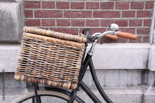 Photo: fahrrad mit bäckereikorb fahrrad mit bäckereikorb