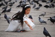 Petite asiatique aux pigeons