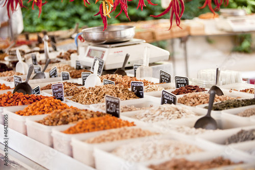 Photo: gemischte Nüsse auf einem traditionellen Markt gemischte Nüsse auf einem traditionellen Markt