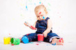 kleines junges baby malt mit Farben und pinsel