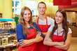 Junges Team im Supermarkt
