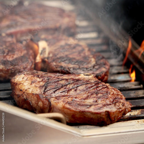 Photo: Rib Eye Steak auf dem Grill Rib Eye Steak auf dem Grill