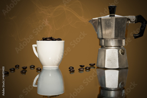 Photo: caffettiera,tazzina e chicchi di caffe caffettiera,tazzina e chicchi di caffe