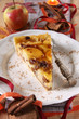 apfelkuchen mit herbstlicher dekoration