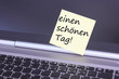 Rechner mit Zettel einen schönen Tag