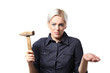 junge frau mit hammer ratlos