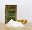 ancienne boite à farine, farine et pelle en cuivre