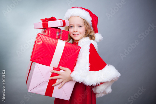 Photo: kind mit vielen geschenken kind mit vielen geschenken